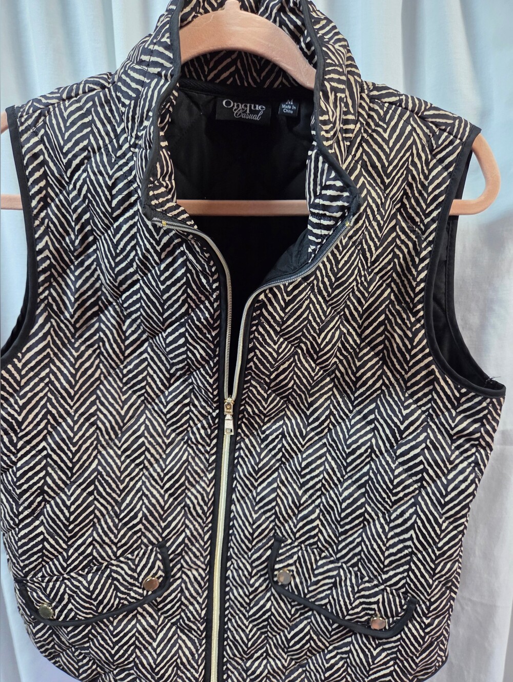 Onque Woman Black and White Quilted Chevron Vest